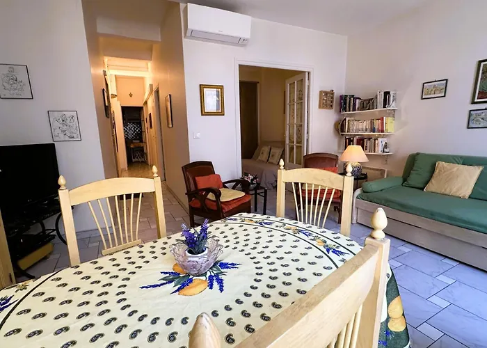 Provencal Charm, Croisette & Palais Steps Away Daire Cannes