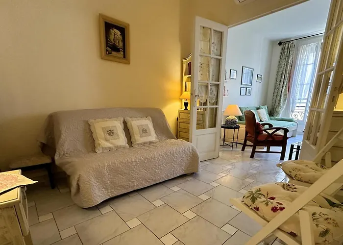 Provencal Charm, Croisette & Palais Steps Away Daire Cannes